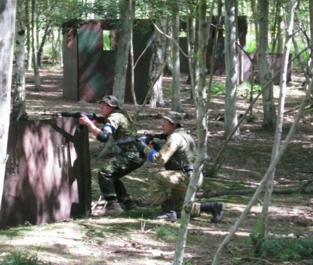  Mitten in einem Airsoft-Spiel 